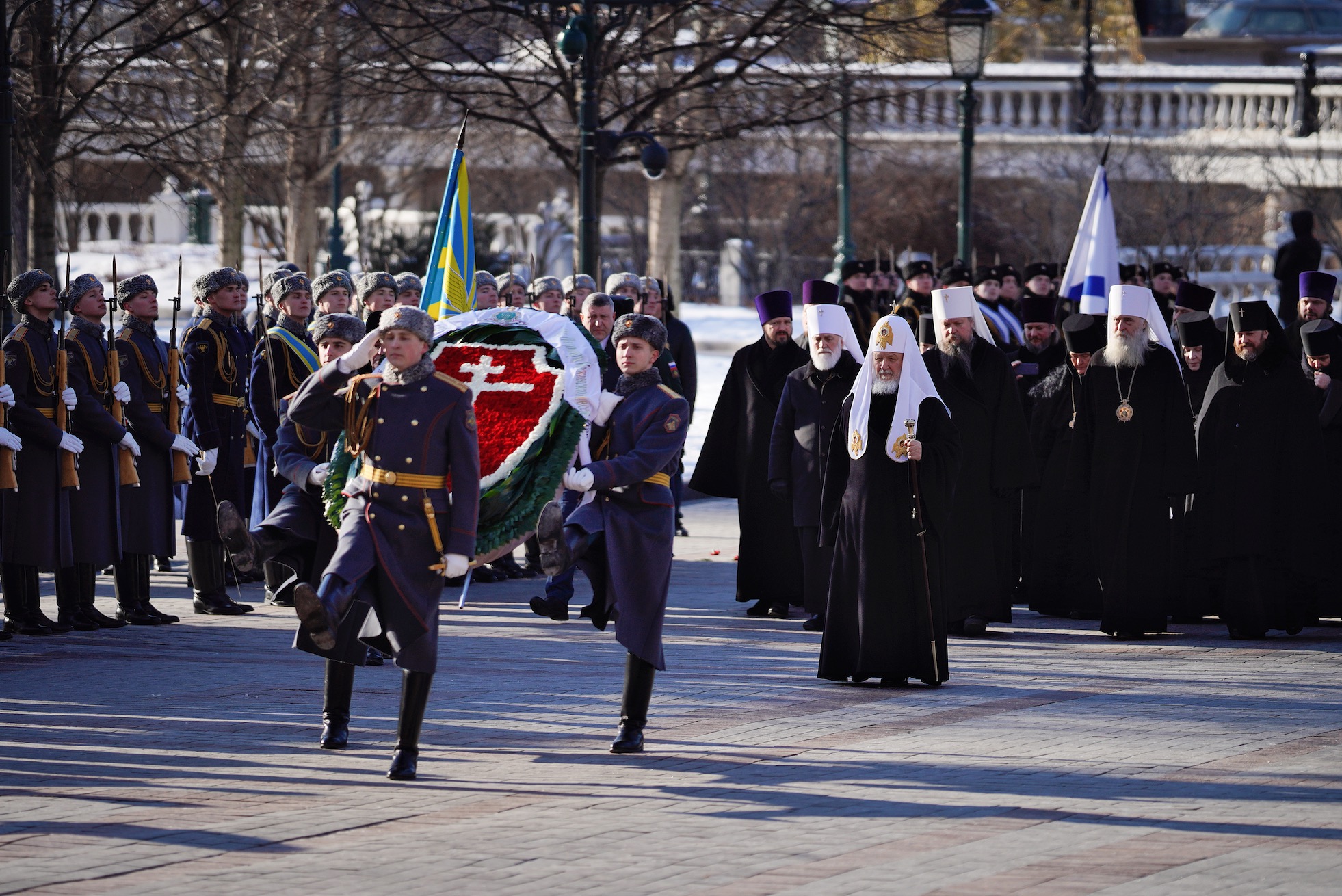 À l’occasion de la Journée du défenseur de la patrie, le patriarche Cyrille a déposé une gerbe sur la tombe du soldat inconnu