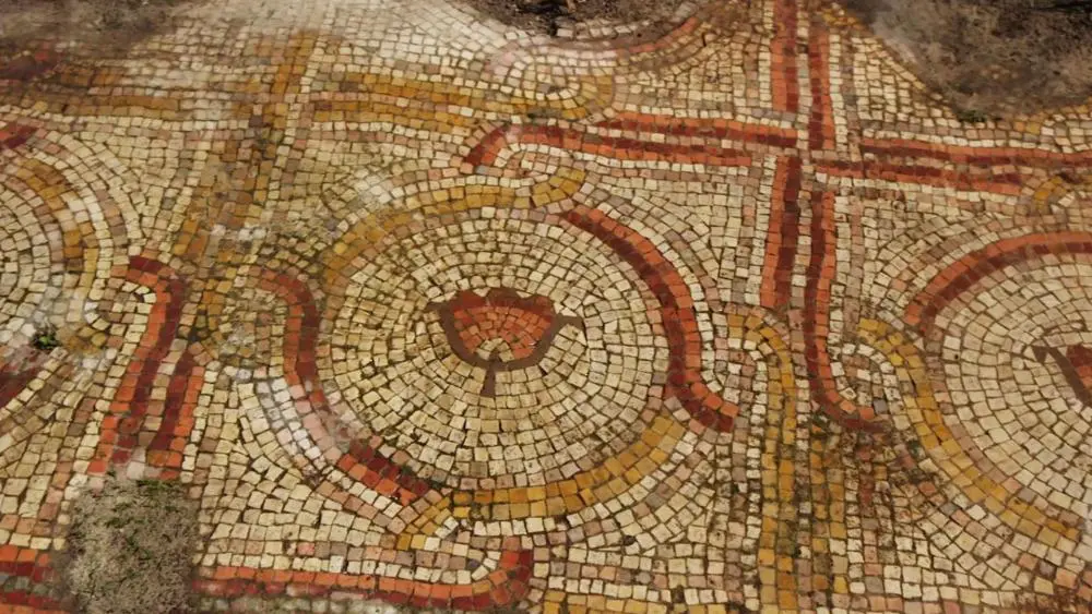 La mosaïque d’une église de l’époque byzantine est à nouveau découverte en israël après 40 ans