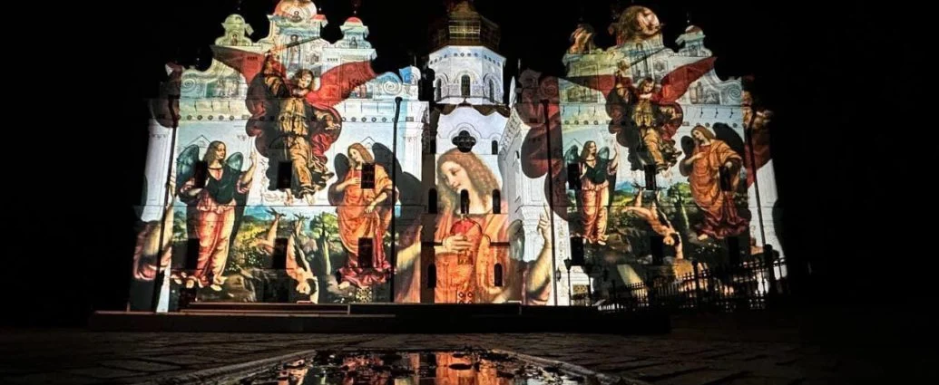 À l’occasion du dimanche du pardon, le ministère de la culture ukrainien a transformé la cathédrale fermée de la dormition de la laure de kiev en galerie d’un artiste suisse