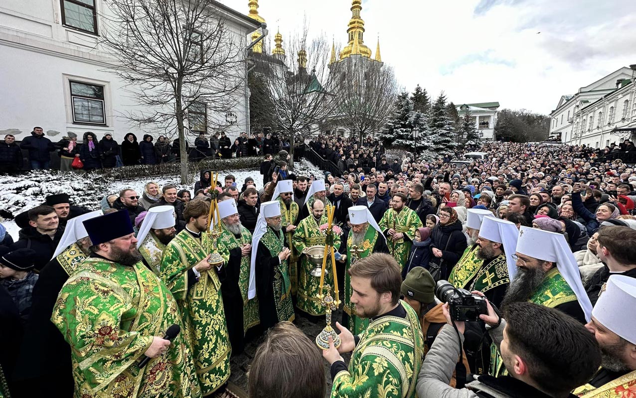Des milliers de fidèles ont participé à la liturgie à la laure de kiev