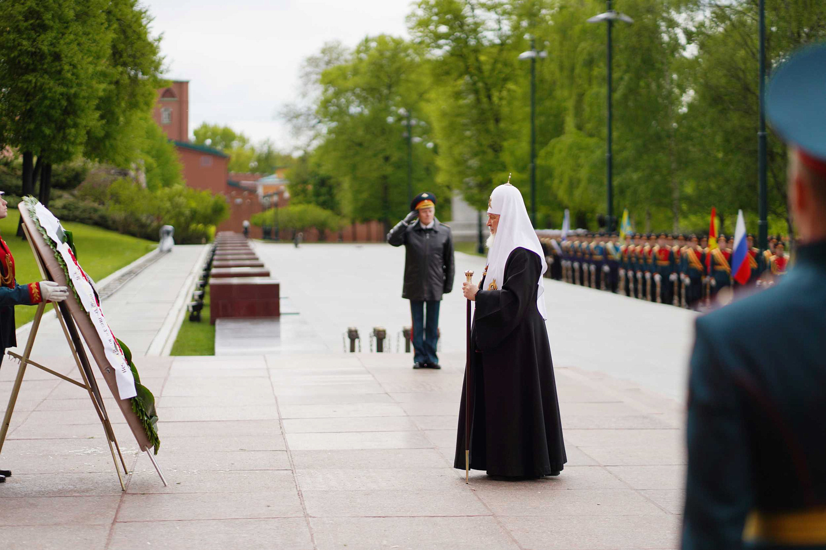 A la veille du jour de la victoire, le patriarche cyrille a déposé une gerbe sur la tombe du soldat inconnu