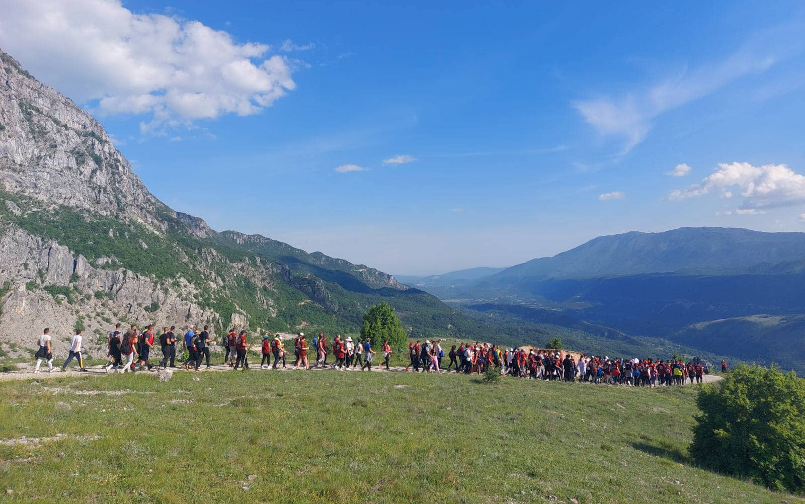 Des centaines de pèlerins se sont rendus à pied au monastère d’ostrog, au monténégro, pour la fête de saint basile