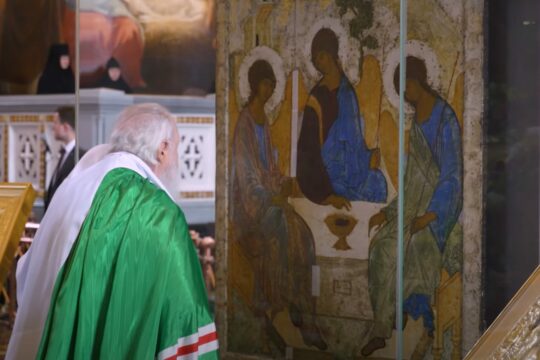 La célèbre icône de la Sainte Trinité peinte par Roublev est arrivée à la cathédrale du Christ-Sauveur à Moscou