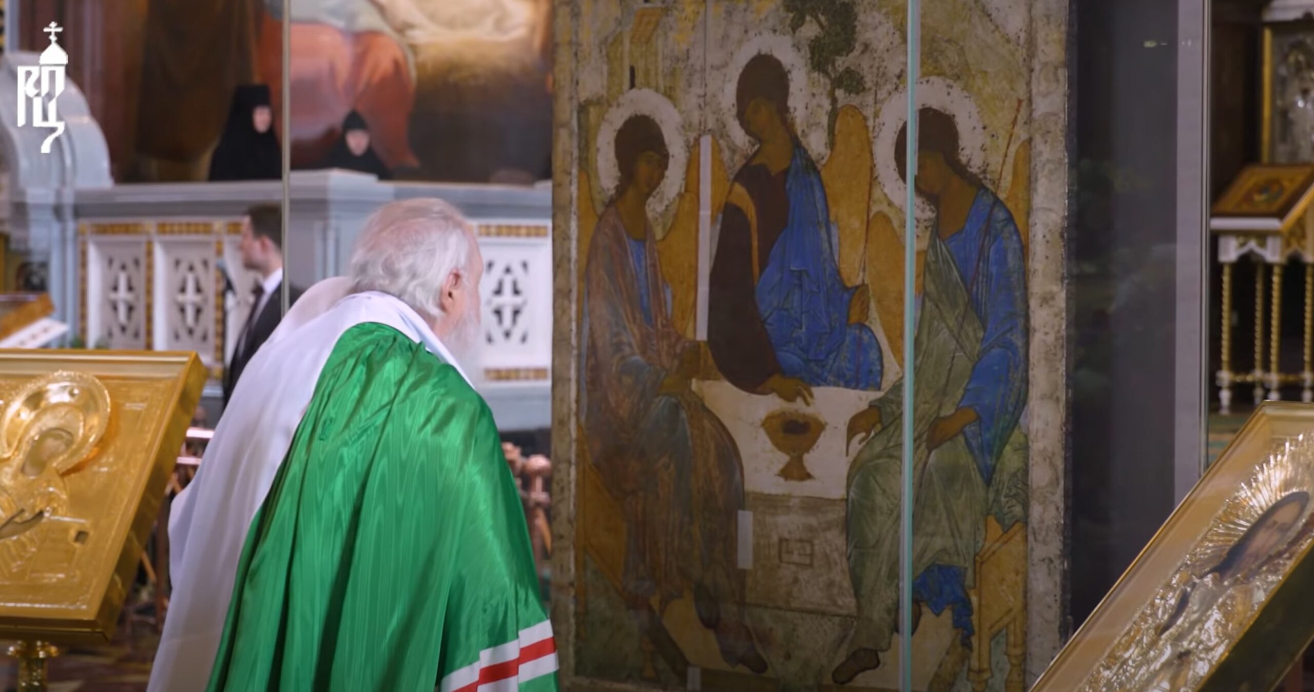 La célèbre icône de la sainte trinité peinte par roublev est arrivée à la cathédrale du christ-sauveur à moscou