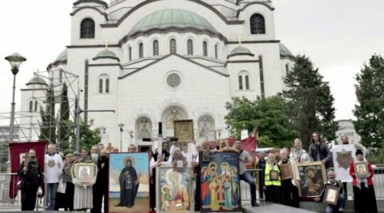 En soutien à l’Église orthodoxe ukrainienne, des fidèles serbes effectuent une procession pendant 3 mois
