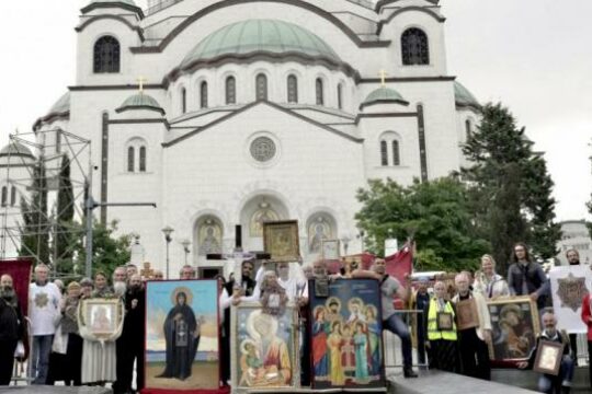 En soutien à l’Église orthodoxe ukrainienne, des fidèles serbes effectuent une procession pendant 3 mois