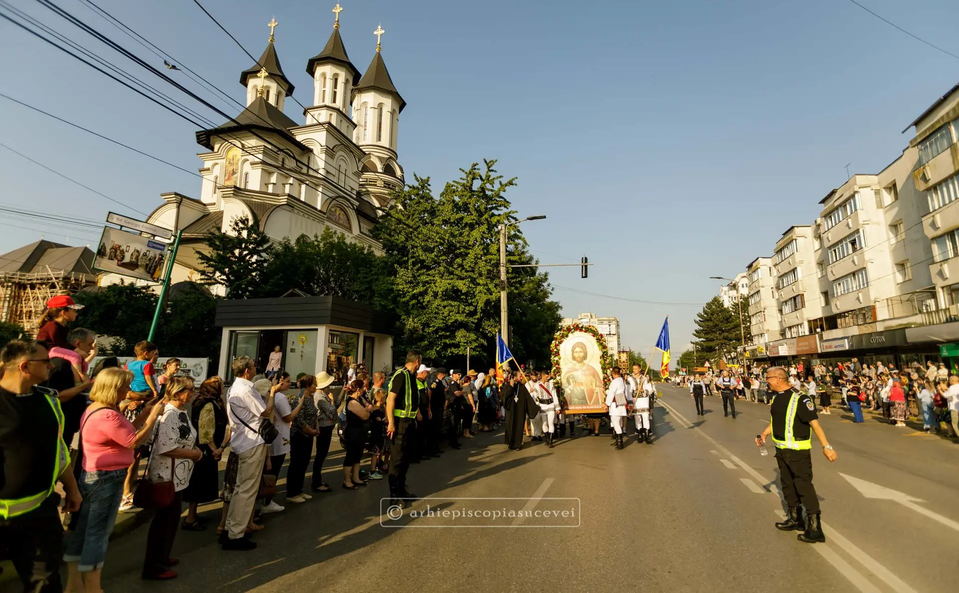 Procession de 20 000 personnes avec les reliques de saint jean le nouveau en roumanie