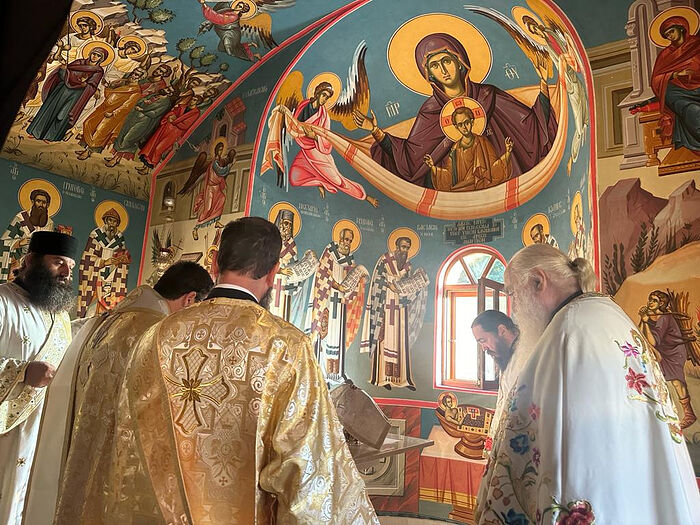 Une église a été consacrée à la skite roumaine Saint-Dimitri de Lakkos sur le Mont Athos