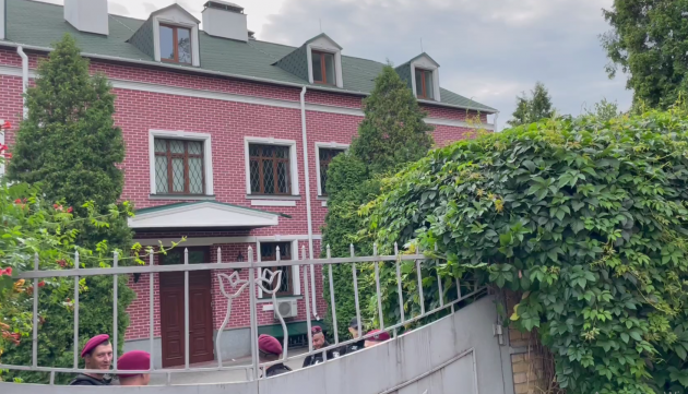 Les représentants de la réserve nationale ont défoncé les portes de la résidence du métropolite onuphre à la laure des grottes de kiev