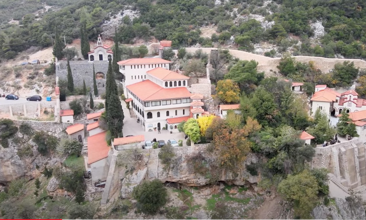 Les incendies de forêt se poursuivent en grèce. dans la banlieue d'athènes, 50 moniales et pèlerins ont été sauvés d'un monastère