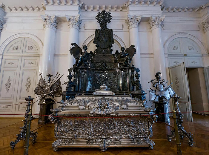 Le musée de l’Ermitage restitue la châsse de saint Alexandre de la Néva à l’Église