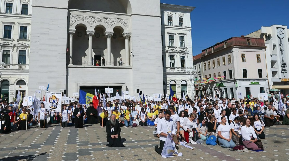La Rencontre internationale de la jeunesse orthodoxe 2023 rend hommage aux héros de 1989 qui ont prié sous les balles à Timișoara