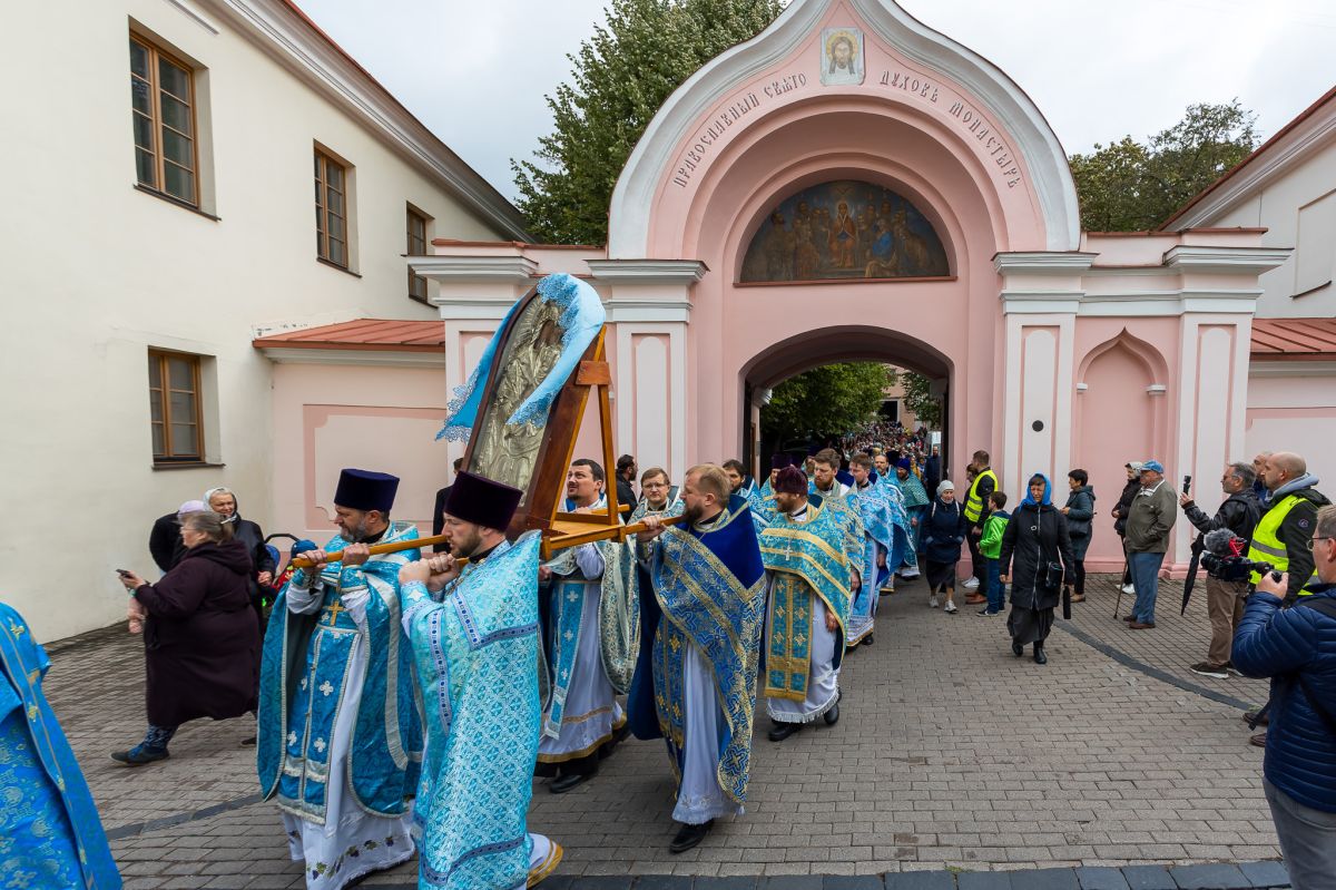 Des chrétiens orthodoxes venus de toute la Lituanie ont prié pour la fin de la guerre en Ukraine devant l’icône miraculeuse de Surdegis