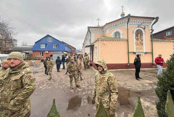 Des individus en uniformes militaires se sont emparés du monastère de l’Église orthodoxe ukrainienne à tcherkassy