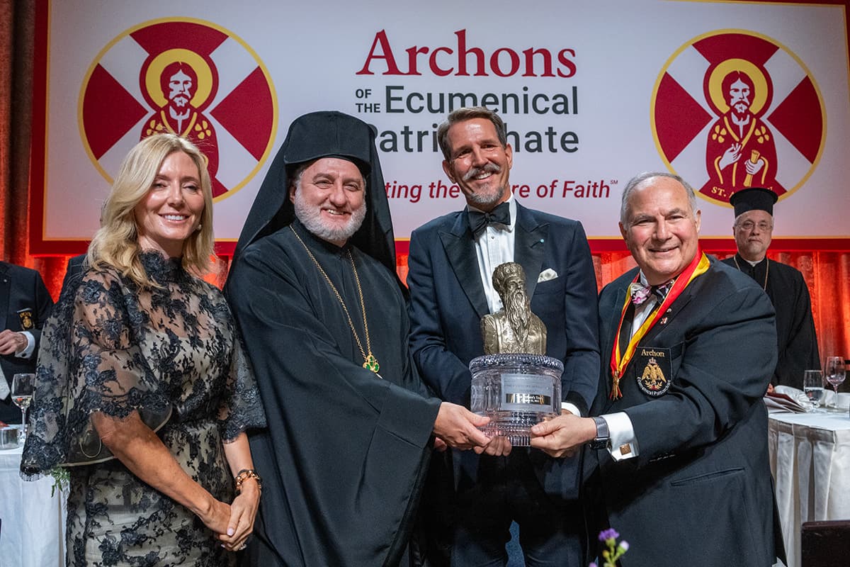 Les Archontes du patriarche œcuménique décernent un prix à l’organisation fondé par le roi Charles