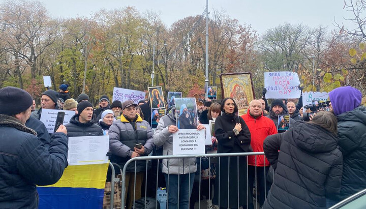 Des centaines de personnes se rassemblent pour soutenir le métropolite Longin de l’Église orthodoxe ukrainienne