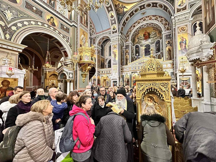 Grèce : des milliers de personnes vénèrent les reliques de St Séraphin de Sarov au Pirée