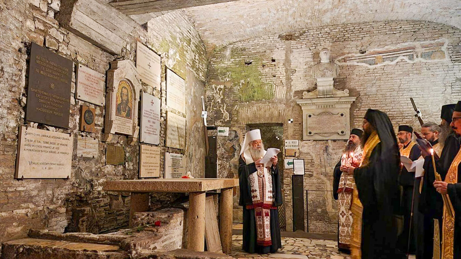 Le primat de l’Église orthodoxe macédonienne célèbre la fête des saints Cyrille et Méthode devant leur tombe, à Rome