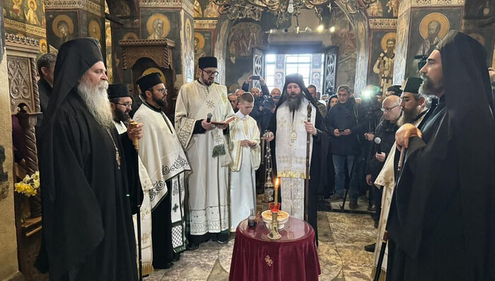 Le monastère de Gračanica au Kosovo commémore le 20e anniversaire du pogrom de mars