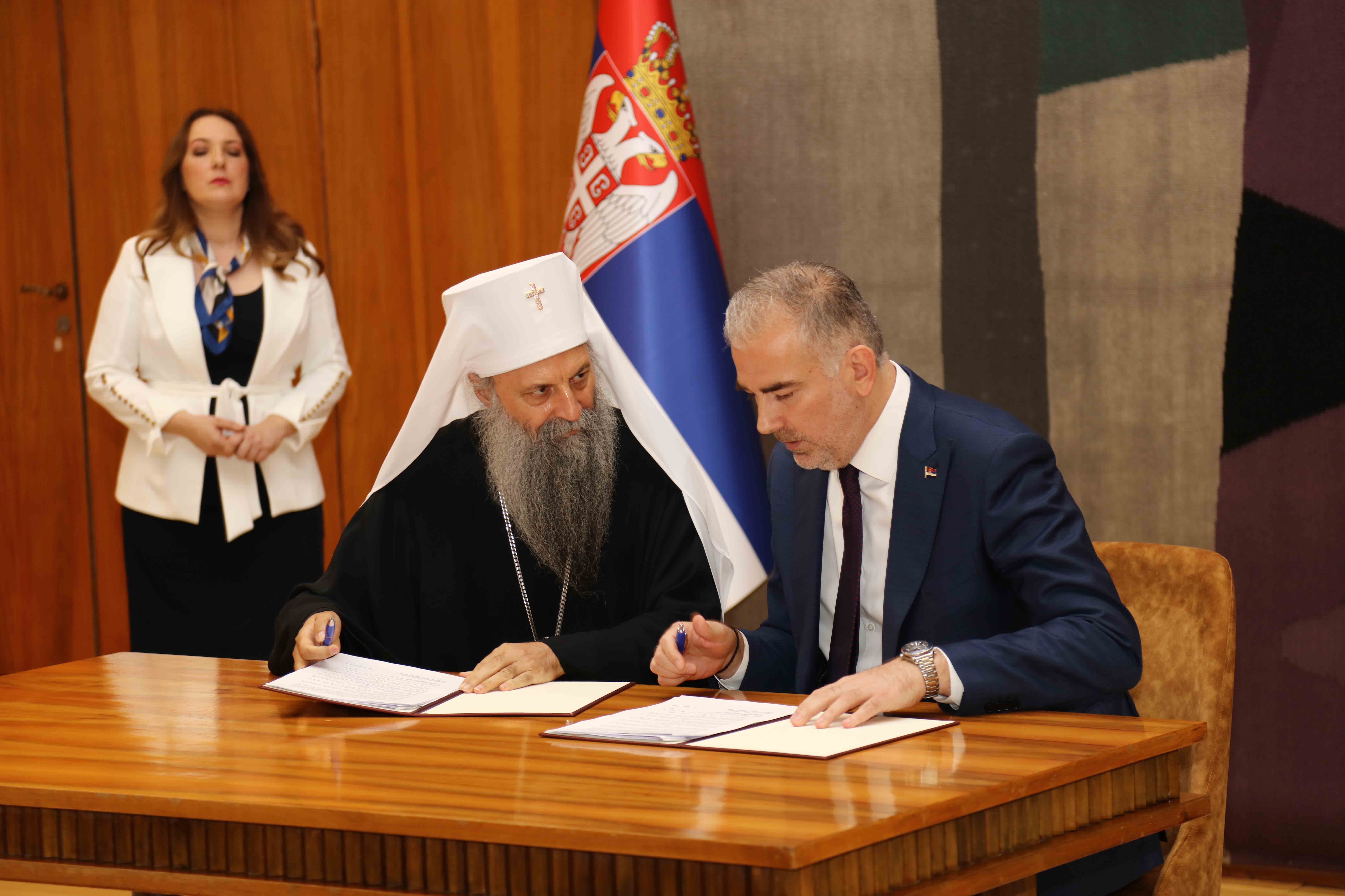 Le patriarche Porphyre a signé un accord sur les bourses pour les étudiants des facultés et académies de théologie