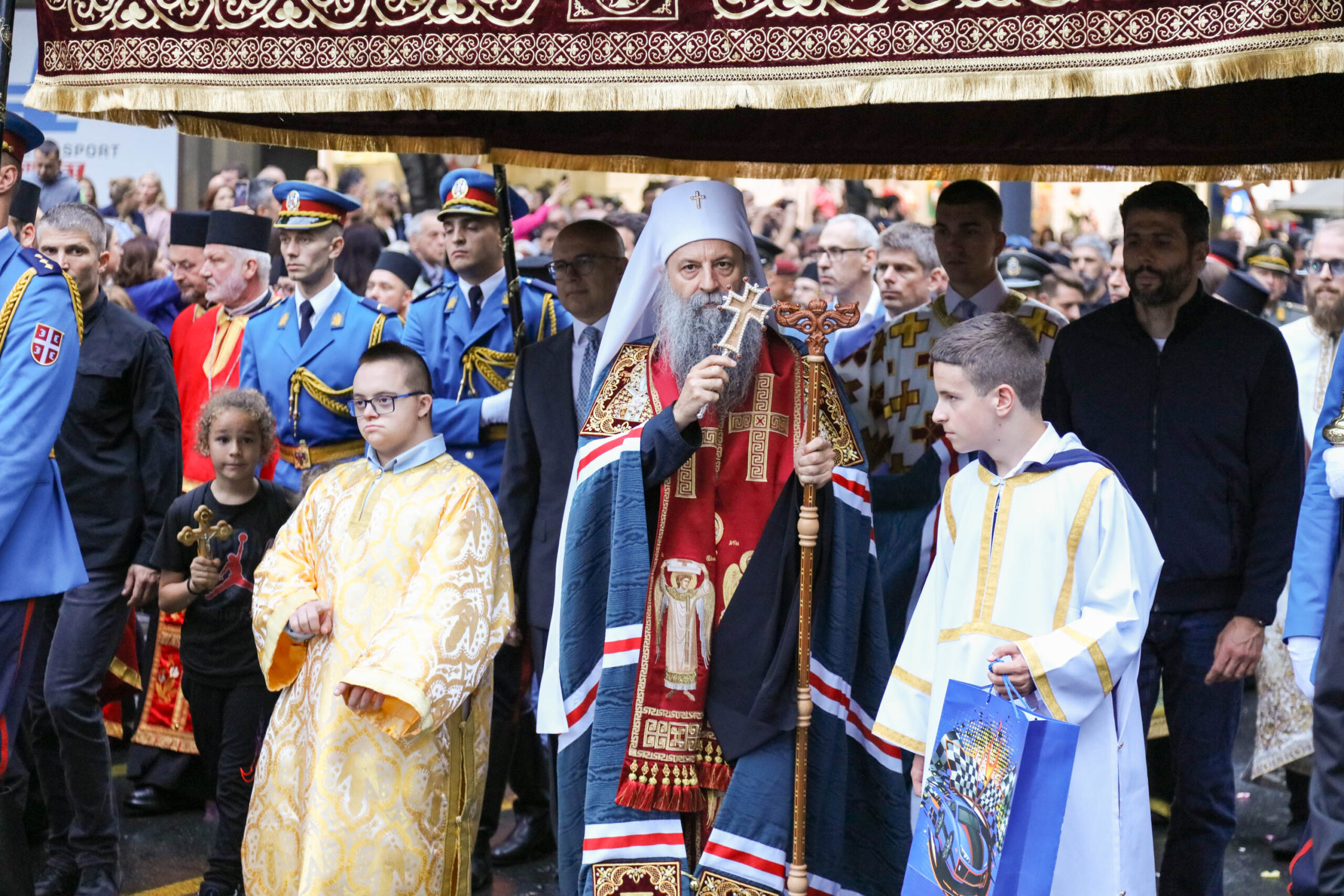 Des dizaines de milliers de Belgradois ont participé à la procession de l’Ascension, avec l’icône de Koursk et les reliques de saint Justin de Tchélié