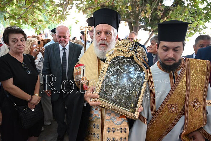 Plus de 10 000 fidèles ont participé à la procession en l’honneur de sainte Pélagie et de l’icône de la Mère de Dieu de Tinos