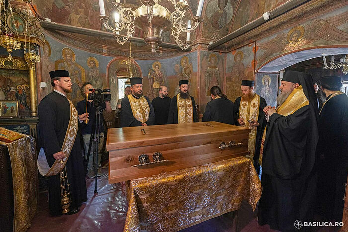 Exhumation des reliques des saints Dumitru Stăniloae et Sofian (Boghiu)