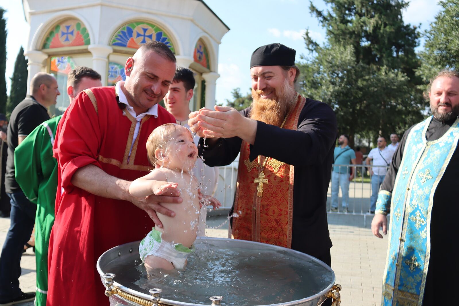 Plus de 1 200 enfants baptisés comme filleuls du patriarche Élie de Géorgie