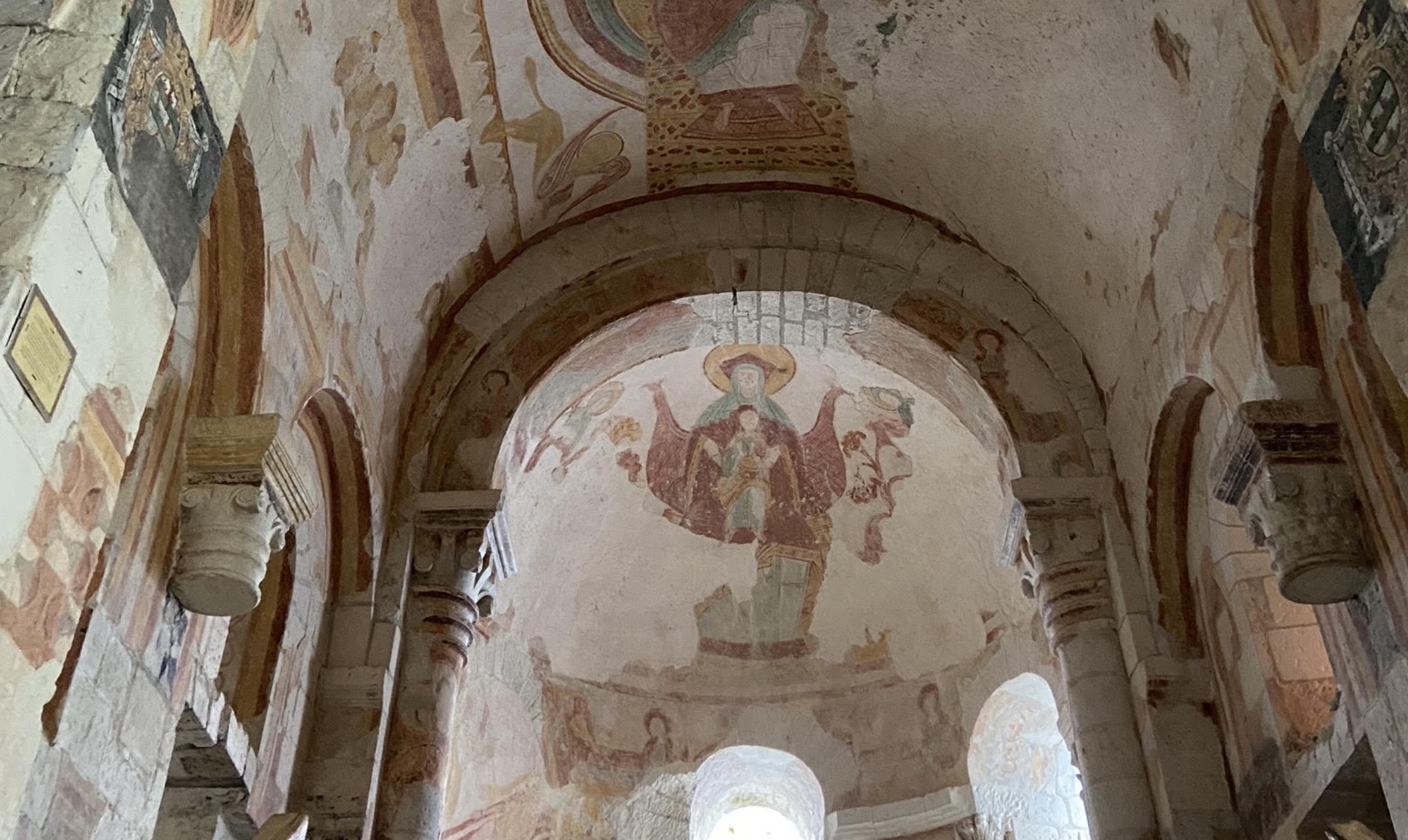Liturgie orthodoxe dans la chapelle romane de Palluau