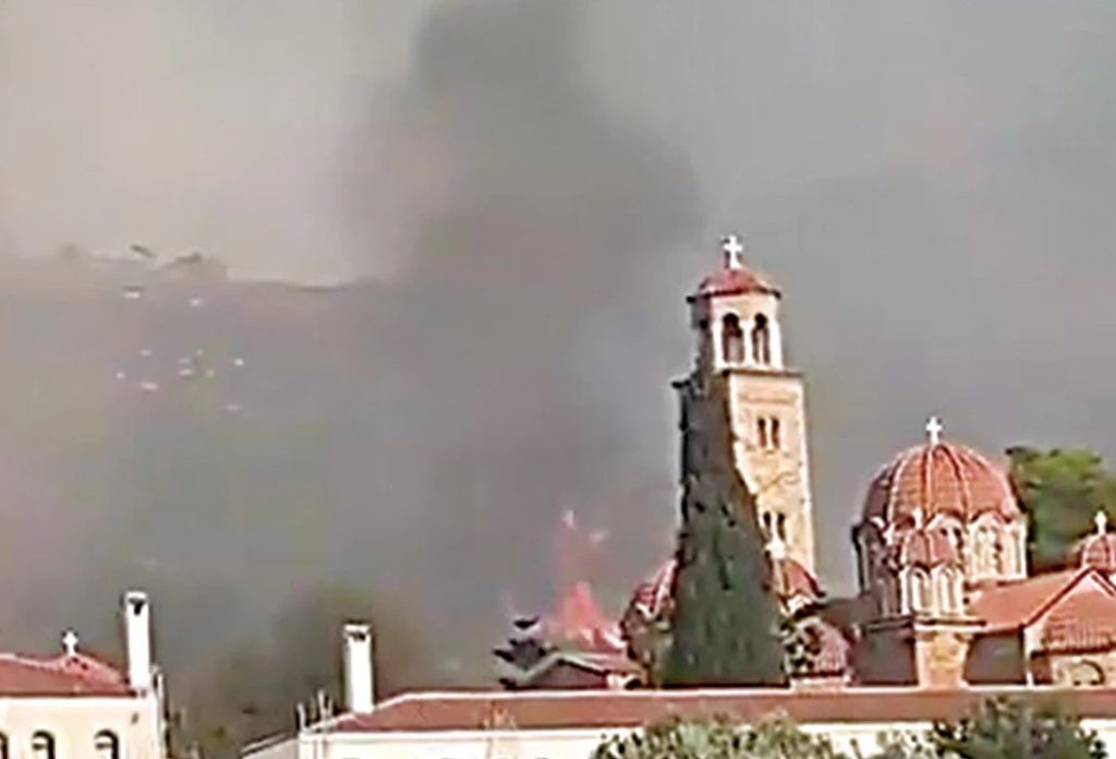 Le monastère Saint-Éphrem, dans la banlieue d’Athènes, a été de justesse sauvé des flammes