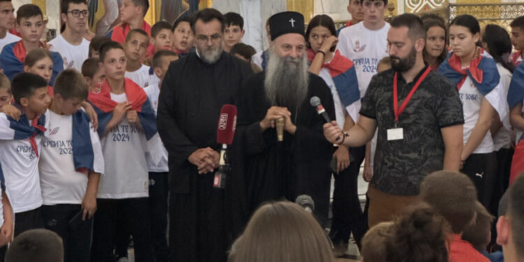 Le patriarche de Serbie a accueilli de jeunes athlètes à l’église Saint-Sava