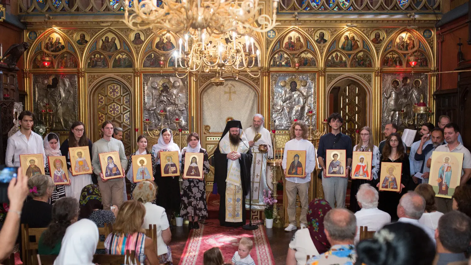 Les étudiants de Iași se sont rendus au monastère de Godoncourt pour rencontrer et peindre les saints de France