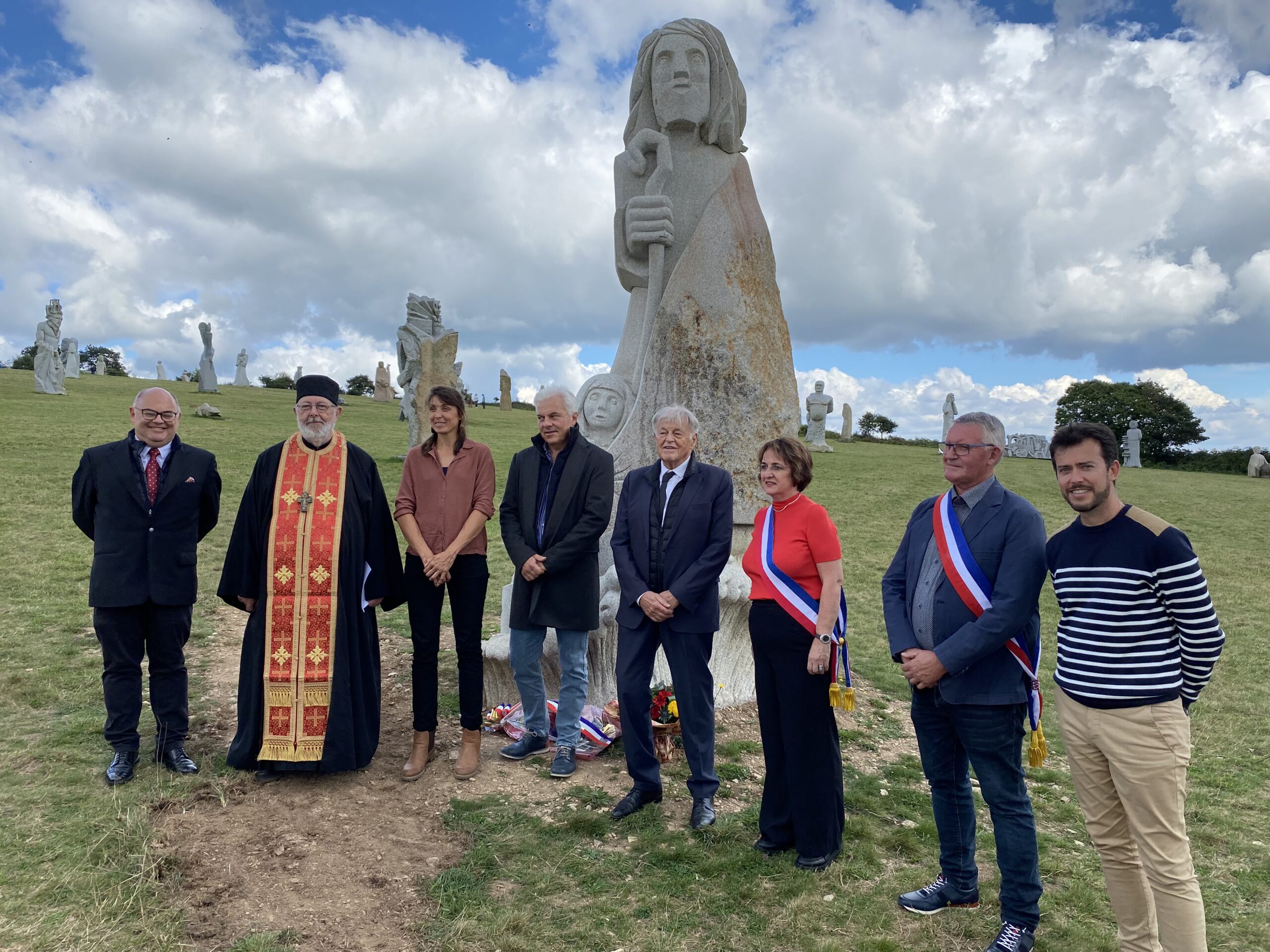 Bénédiction de la statue de saint Nicolas à la Vallée des Saints en Bretagne