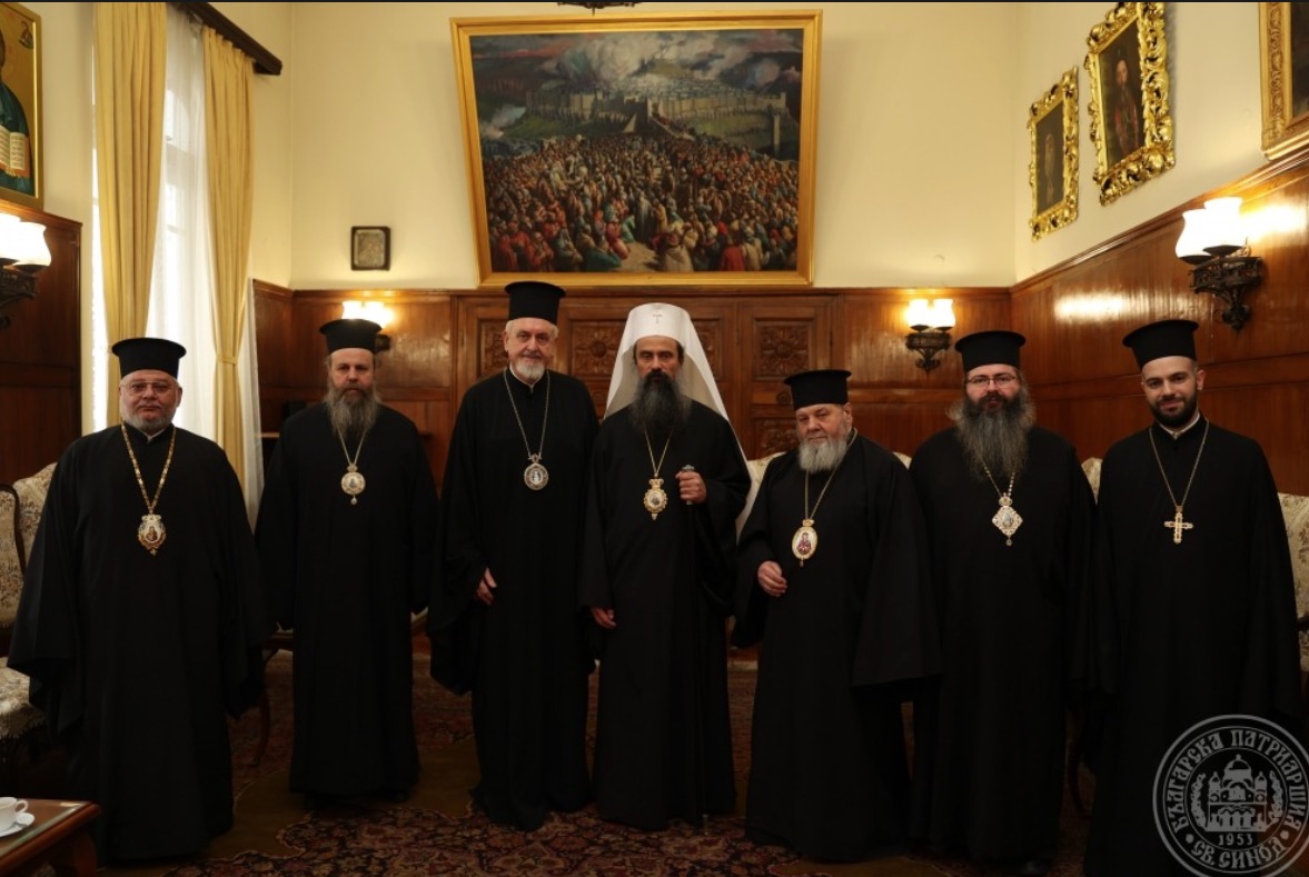 Rencontre du patriarche de Bulgarie Daniel et des membres du Saint-Synode avec une délégation du Patriarcat œcuménique