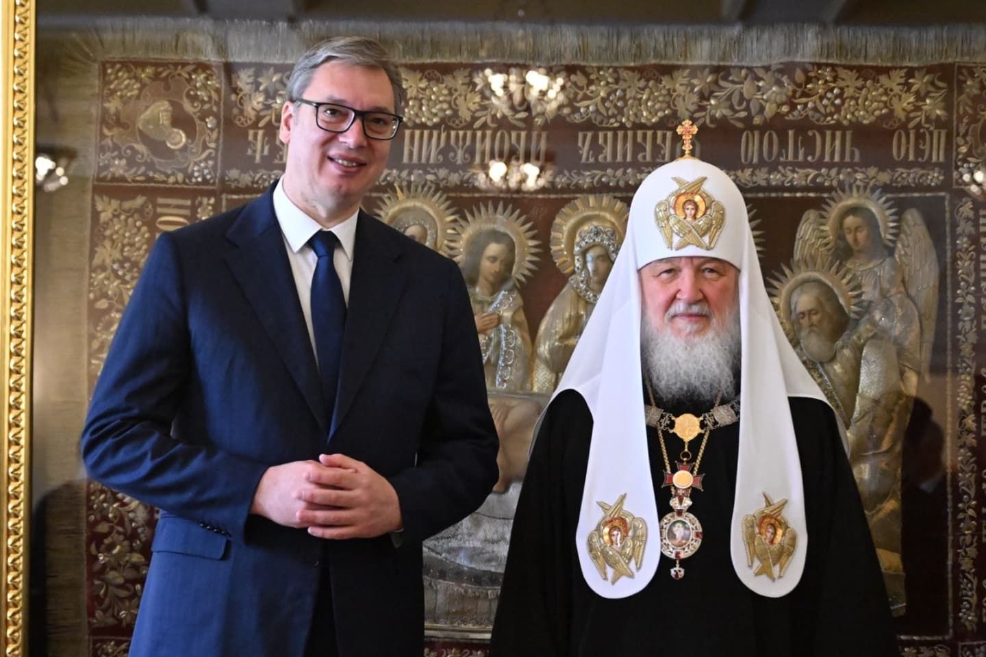 Le président Vučić remet l’ordre de la République de Serbie au patriarche Cyrille