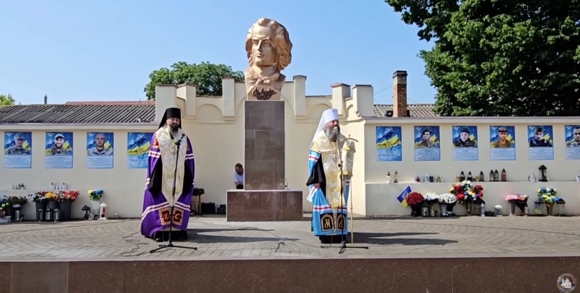 À Hertsa, le métropolite Longin consacre des plaques commémoratives en l’honneur des défenseurs de l’Ukraine tombés au combat