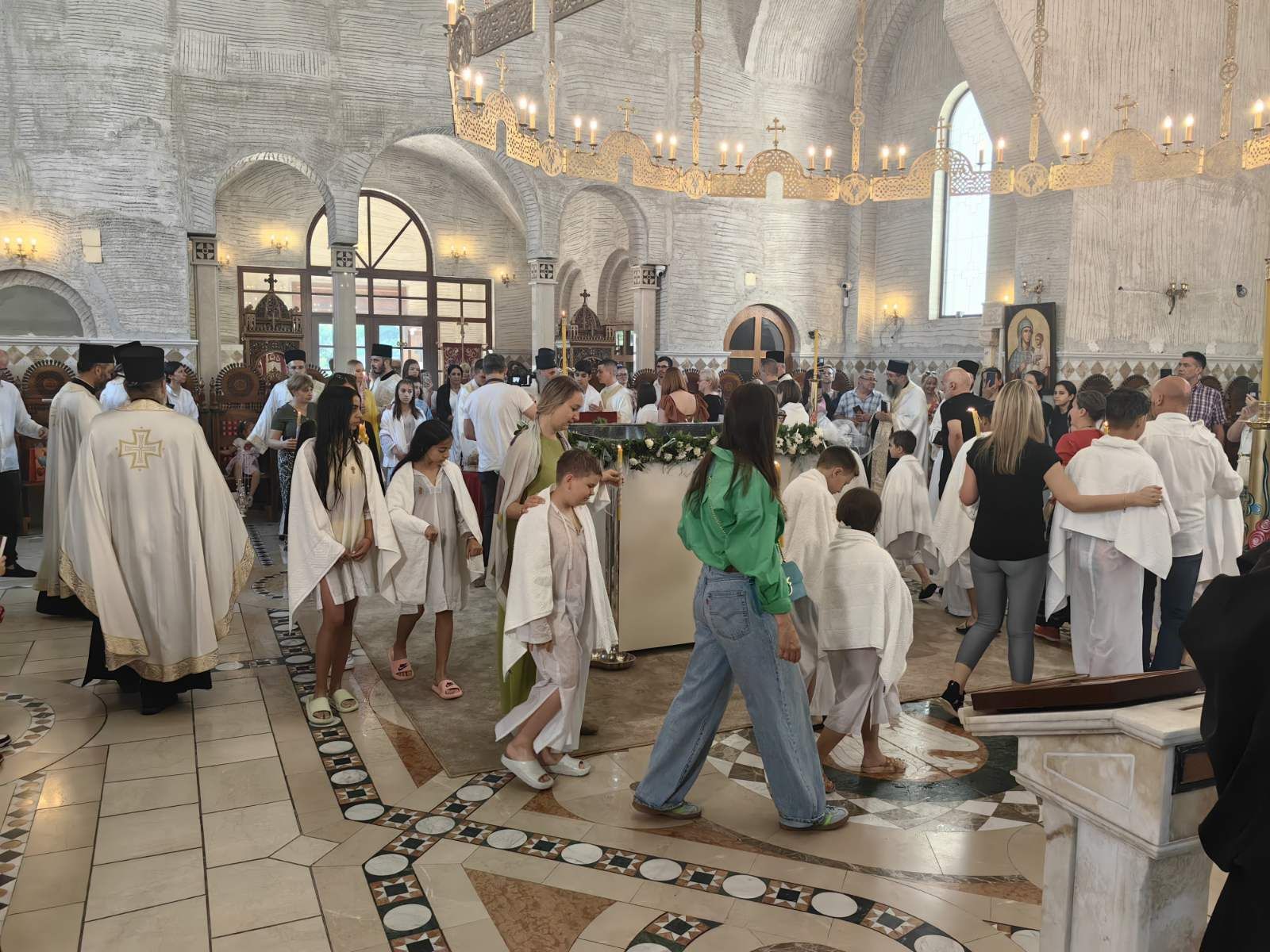 Le patriarche Porphyre célèbre un baptême collectif d’écoliers Belgrade