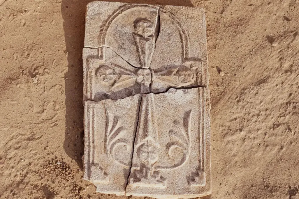 Des archéologues découvrent une ancienne croix : le christianisme prospérait autrefois dans le golfe Persique