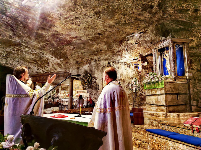 Célébration de la divine liturgie dans l’église rupestre de Gargano, en Italie