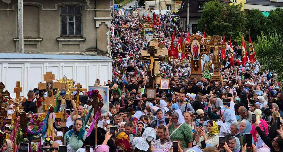 Procession massive à Potchaïev (Ukraine) pour la fête de la Dormition