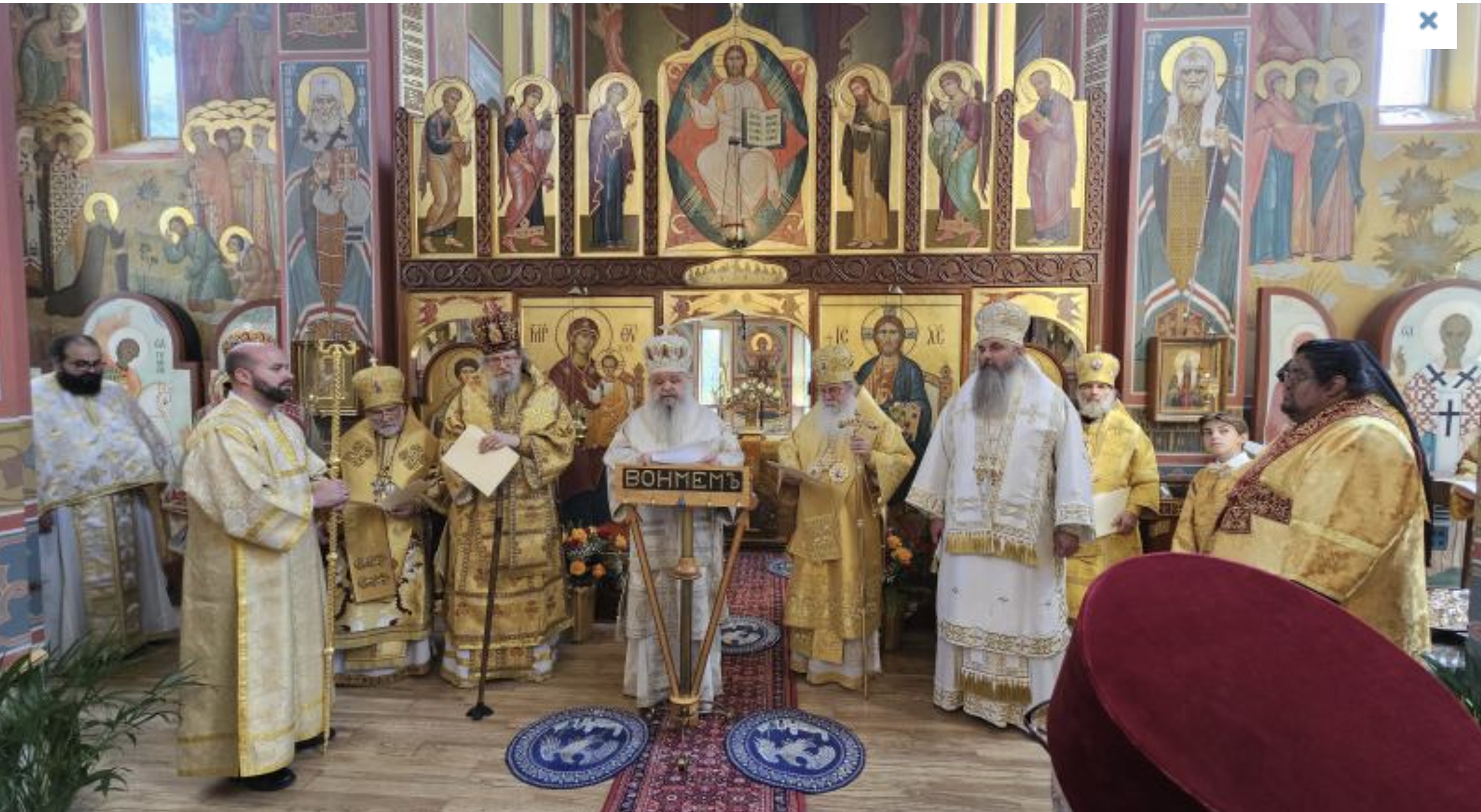 Le métropolite Tikhon concélèbre avec l’archevêque Stéphane de l’Église orthodoxe macédonienne