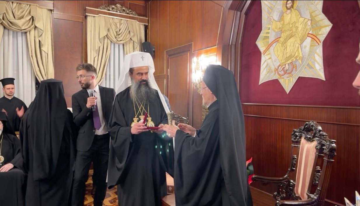 Le patriarche Daniel remet au patriarche Bartholomée une décoration pour avoir surmonté le schisme dans l&rsquo;Église orthodoxe bulgare