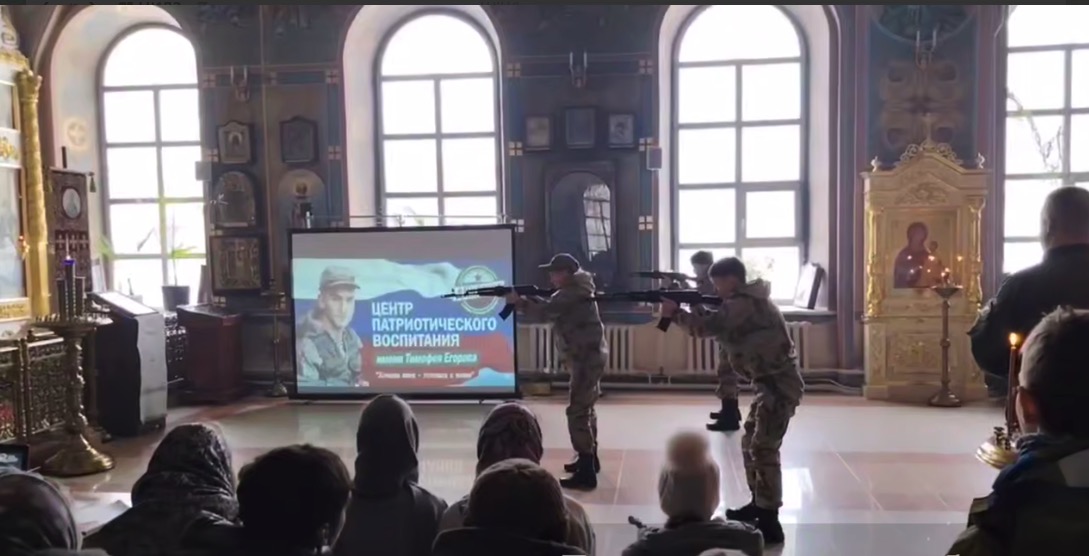 L&rsquo;Église russe relève un recteur de ses fonctions après une vidéo scandaleuse montrant une démonstration militaire dans une église