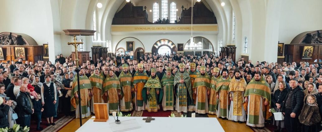 Des fidèles de l’Église orthodoxe ukrainienne rassemblés à Bruxelles pour la fête patronale de leur église, dédiée aux saints de la Laure des Grottes de Kiev