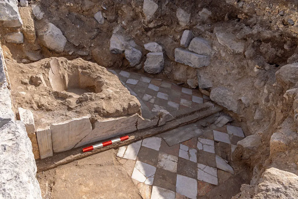 Des artefacts remarquables découverts sur les fouilles d&rsquo;une église en Galilée