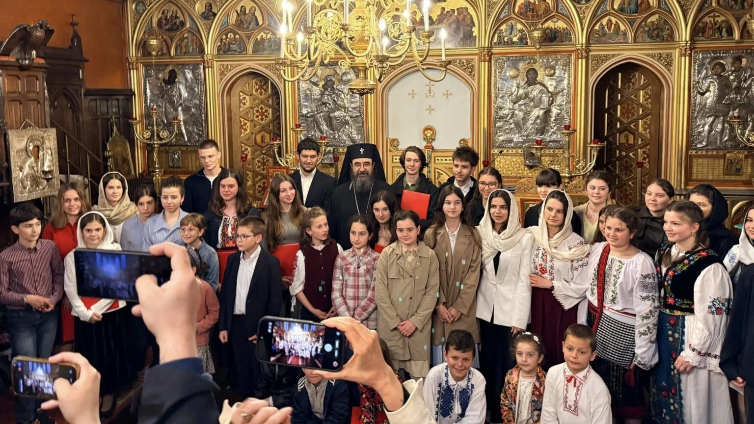 Le métropolite Joseph rencontre les jeunes finalistes du festival d&rsquo;éloquence chrétienne à Paris
