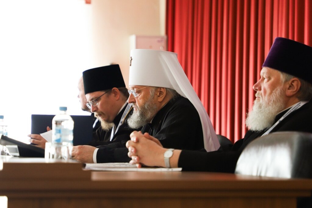 Des représentants des écoles théologiques de l&rsquo;Église orthodoxe serbe sont intervenus à la conférence scientifique du Séminaire de théologie du Kouzbass
