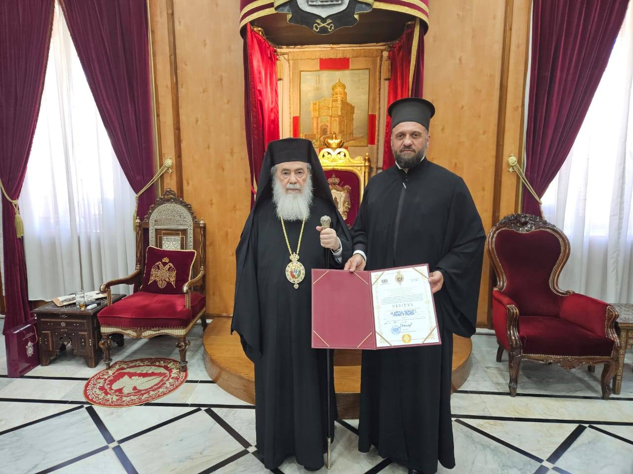 Le patriarche Daniel décerne l&rsquo;ordre « Foi et communion » au patriarche Théophile III
