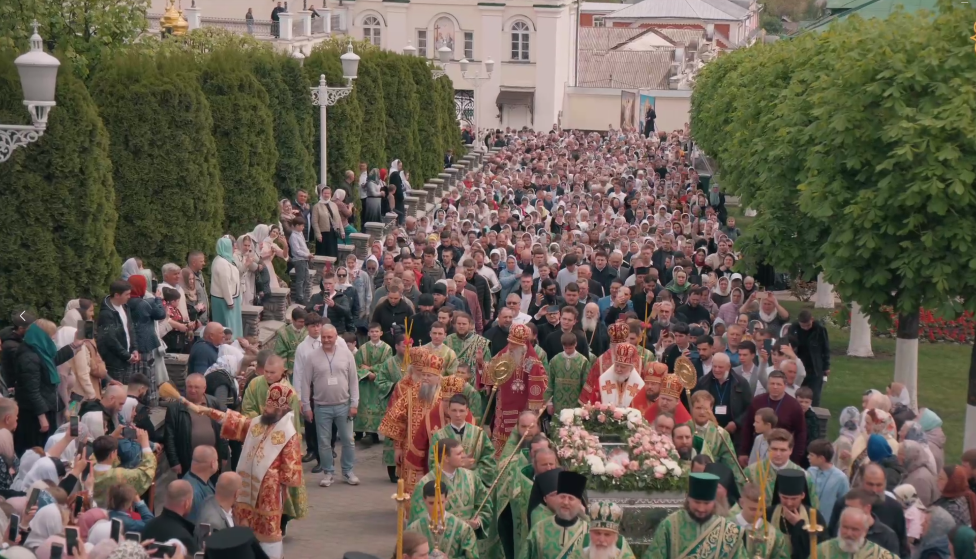 Des milliers de fidèles ont honoré la mémoire de saint Amphiloque à la Laure de Potchaïv