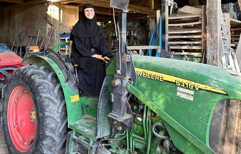 Sœur Iossifia sur le tracteur du monastère de Solan